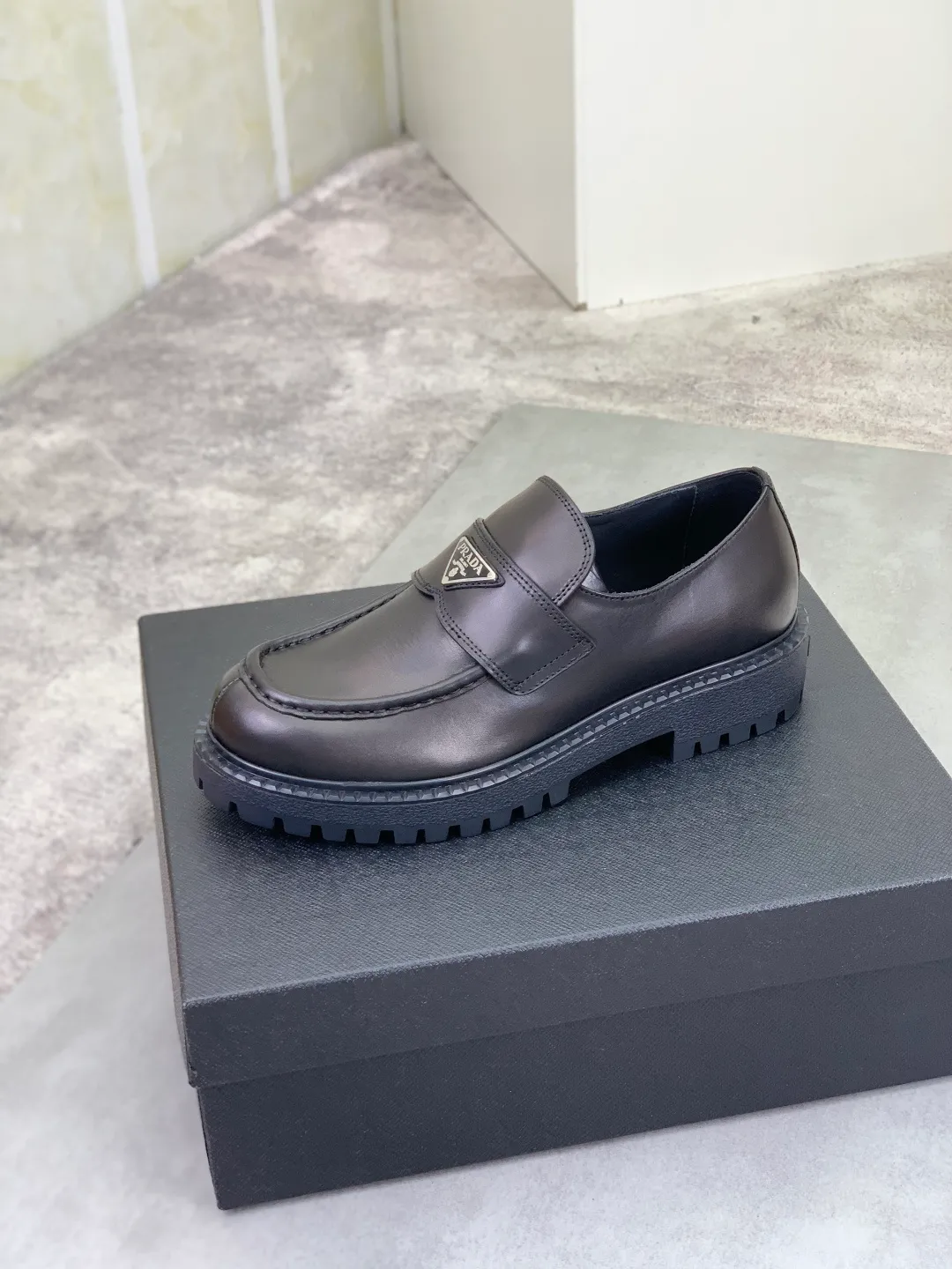 Men's men's shoes 💰P680 new style 💰 💎💎💎 water-dyed cow lining original order quality PRADA —🆘. Prada original order purchasing agent, high-end business leather shoes, fabric: imported from Italy calfskin ➕ water-dyed cow lining / cowhide lining ➕ special original foam outsole, fine workmanship, real thing ^_^ Photographed 🎬size: 39-45